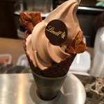 Lindt Chocolat Cafe Shibuya - 濃厚チョコアイス！この時期溶けるのが早いこと！したたる前にガブリと完食しちゃいました！満足！