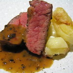 レストラン メルキュール - 牛ハネシタ肉のソテー　　　　⇐ペリグーソース