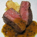 レストラン メルキュール - 牛ハネシタ肉のソテー　　　　⇐ペリグーソース 
