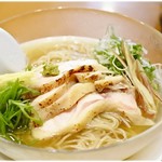 らーめん 稲荷屋 - 冷やし和風ラーメン　800円　和風出汁香る軽やかな冷やしラーメンです♪