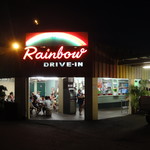 Rainbow DRIVE-IN - 右の方にテーブルがあります。