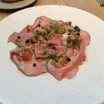 THE GATEHOUSE - 燻製牛タンで描くバスキア　タスマニア産マスタードのラヴィごっとソースとパセリオイル