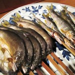 柳家 - 馬瀬川の鮎の開き と 長良川から上ってきた 鮎の丸干し。