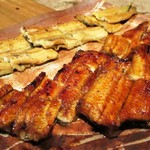 柳家 - 長良川産の天然鰻、蒲焼き と 白焼き。