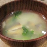 柳家 - 〆の鮎雑炊、鮎、松茸、三つ葉 のお味のコラボレーションで最高のお味が楽しめます。