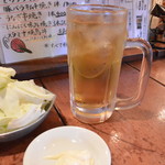 鳥八 - ウーロン酎ハイ＆お通しのキャベツ