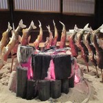 柳家 - 囲炉裏を囲んだ １階席へ案内されると、もう鮎がイイ焼き具合になっていました。鮎の全面が均等に焼けるように炭が２段に置かれているんですネ！