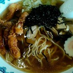 徳市 - ラーメンにイカげそ揚げ投入