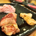 立喰い焼肉 治郎丸 - ホルモン系は2切れあります！