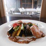 エヌイッシン - メイン越しに見えるテラス席