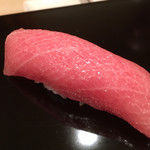 龍文支店 - トロはお塩のみでいただきます。
      塩のみで食べても全く癖が有りません。