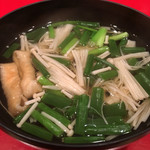 龍文支店 - 通常は赤出汁の味噌汁です。
      私は赤出汁を食べられないので代わりにお吸い物を出して頂けます。