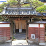 さかえろう - 入口の門です。
