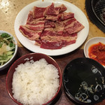 牛繁 平井店 - ランチのカルビ焼肉定食 お肉大盛¥990。
                                ご飯、スープ、キムチのお代わり可！