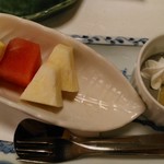 緑亭 - 温州みかんのわらび餅がごまプリンの上に