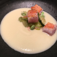 ラ・ボンヌターブル - 赤茄子のスープ
                      鯛の皮面はパリパリに焼いて身は生のままのものが超美味！！！