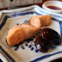 お料理 とみやま - 鱒の焼物 花豆添えアップ