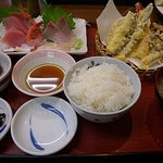 市場食堂 - 「市場スペシャル定食」（刺身＋天ぷらのセット）の全容です