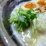 ラーメン人生JET - 鶏煮込みそばをＵＰで！三つ葉がのってます。