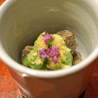 草喰 なかひがし - 荏胡麻油で焼いた里芋　オクラとオクラの花添え