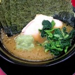 家系ラーメン王道 いしい - 行者にんにくを少しだけ投入