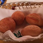 万平ホテル メインダイニングルーム - パンはバゲットタイプのパン、全粒粉のパンの２種類