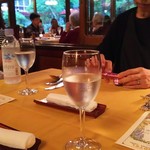 万平ホテル メインダイニングルーム - ダイニングより暮れゆく窓外を臨む