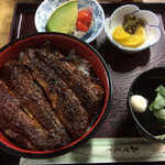 うな鈴 - 特上丼 2850円 
ご飯の中にも一切れ入ってました。