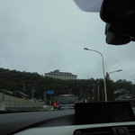 焼肉たてがみ - 外観（橋の右側）