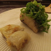 日本料理 晴山 - 長崎メダイ 万願寺唐辛子、穴に鶏味噌を詰めた蓮根揚げ