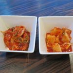 炭火焼肉 羅山 - 白菜キムチとカクテキ