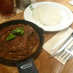 野菜を食べるカレーcamp - けっこうお肉が大きい