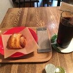 イストゥット - シナモンロールとアイスコーヒー