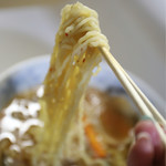 マルカンビル大食堂 - レトルトのマルカンラーメン480円(税抜)の縮れ麺