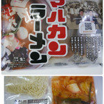 マルカンビル大食堂 - レトルトのマルカンラーメン480円(税抜)のパッケージと中身