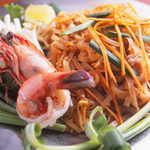 Pad Thai < Yakisoba (stir-fried noodles) with rice noodles with natural shrimp>