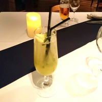オーシャン カシータ - パイナップルのモヒート(1300円)
                アルコール弱め(^o^)
                彼はビール。何のビールか わかんないけど(^o^)
