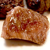 大和榛原牛 うし源 本店 - 大和榛原牛のもも肉ステーキの断面アップ。