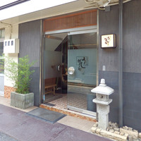 大和榛原牛 うし源 本店 - 建屋の左側面にある店舗の入り口。