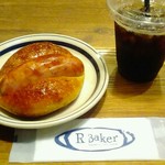 R Ｂaker - ジャーマンソーセージ…朝食食べたのに(^_^;)かぶりつきたくなってアイス珈琲と共に食べてしまった(T_T)