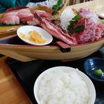 みなと市場 小松鮪専門店 - 「まぐろ握り」舟盛りで❗ 「中落ち定食」