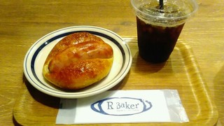 R Ｂaker - ジャーマンソーセージ…朝食食べたのに(^_^;)かぶりつきたくなってアイス珈琲と共に食べてしまった(T_T)