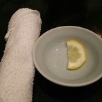 玄品 法善寺 総本店 ふぐ・うなぎ・かに料理 - におい消しのレモンとおしぼり