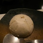 玄品 法善寺 総本店 ふぐ・うなぎ・かに料理 - ナッツのアイスクリーム