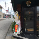 カレー・スリランカ料理 スジャータ - 外観。人形がお出迎え。