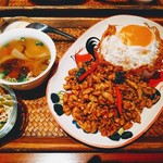 トゥンテン - 鶏肉のバジル炒めご飯（ガパオ）