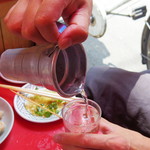 豚足のかどや - 2017年7月　自分で注いでます