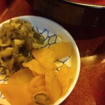 うなぎ料理 はし家 - 漬物もけっこう大盛。