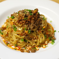 クリーミーなゴマ風味の「汁なし」担々麺