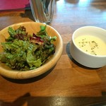 Cafe LINQ Takasegawa - プレートランチ(1200円)のサラダと冷製スープ。